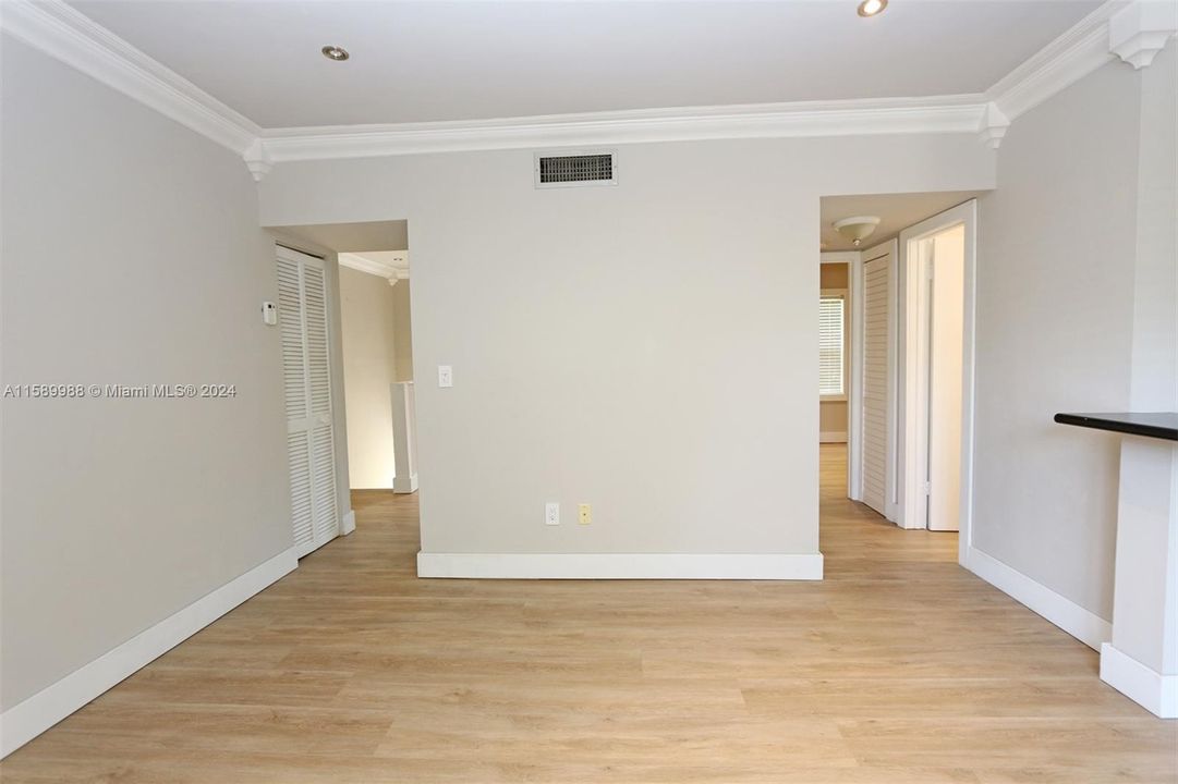 Active With Contract: $2,500 (1 beds, 1 baths, 700 Square Feet)