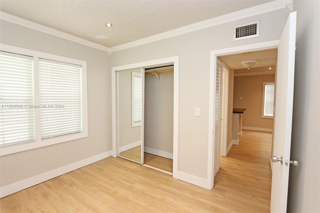Active With Contract: $2,500 (1 beds, 1 baths, 700 Square Feet)