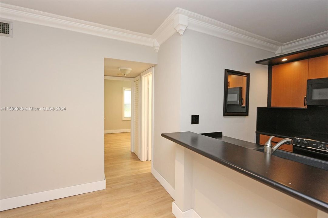 Active With Contract: $2,500 (1 beds, 1 baths, 700 Square Feet)