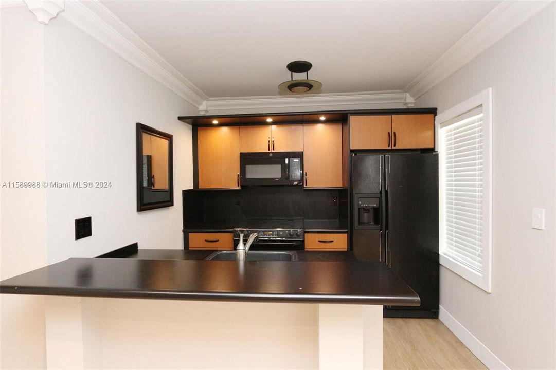 Active With Contract: $2,500 (1 beds, 1 baths, 700 Square Feet)