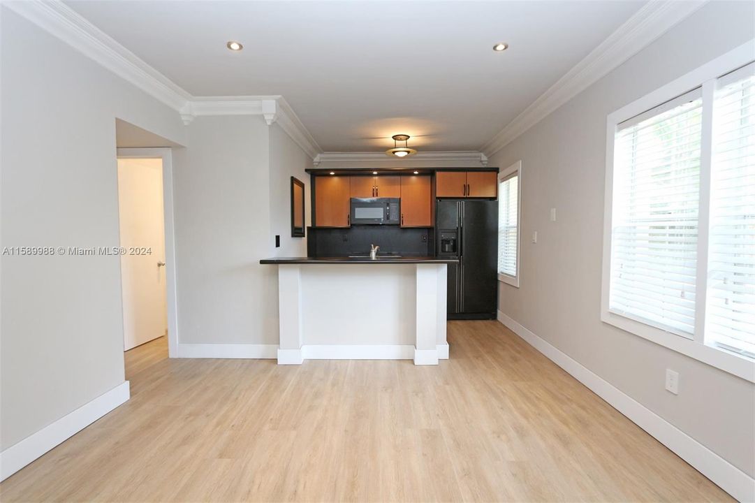 Active With Contract: $2,500 (1 beds, 1 baths, 700 Square Feet)