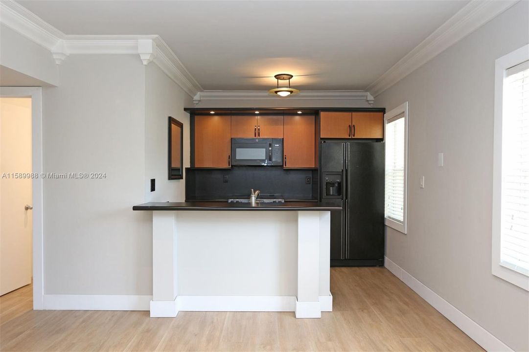 For Rent: $2,500 (1 beds, 1 baths, 700 Square Feet)