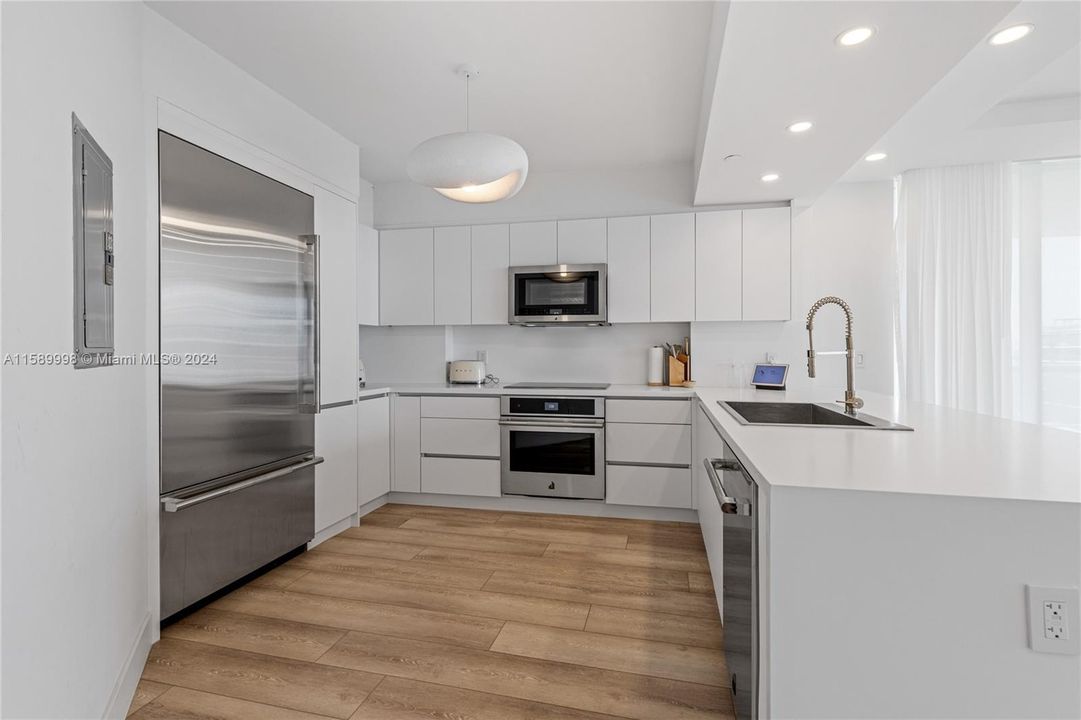 For Sale: $1,750,000 (2 beds, 2 baths, 1477 Square Feet)