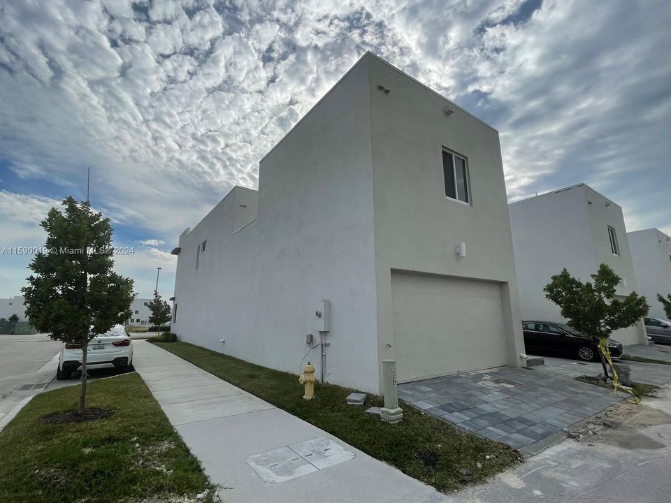 Active With Contract: $1,900 (0 beds, 1 baths, 2379 Square Feet)