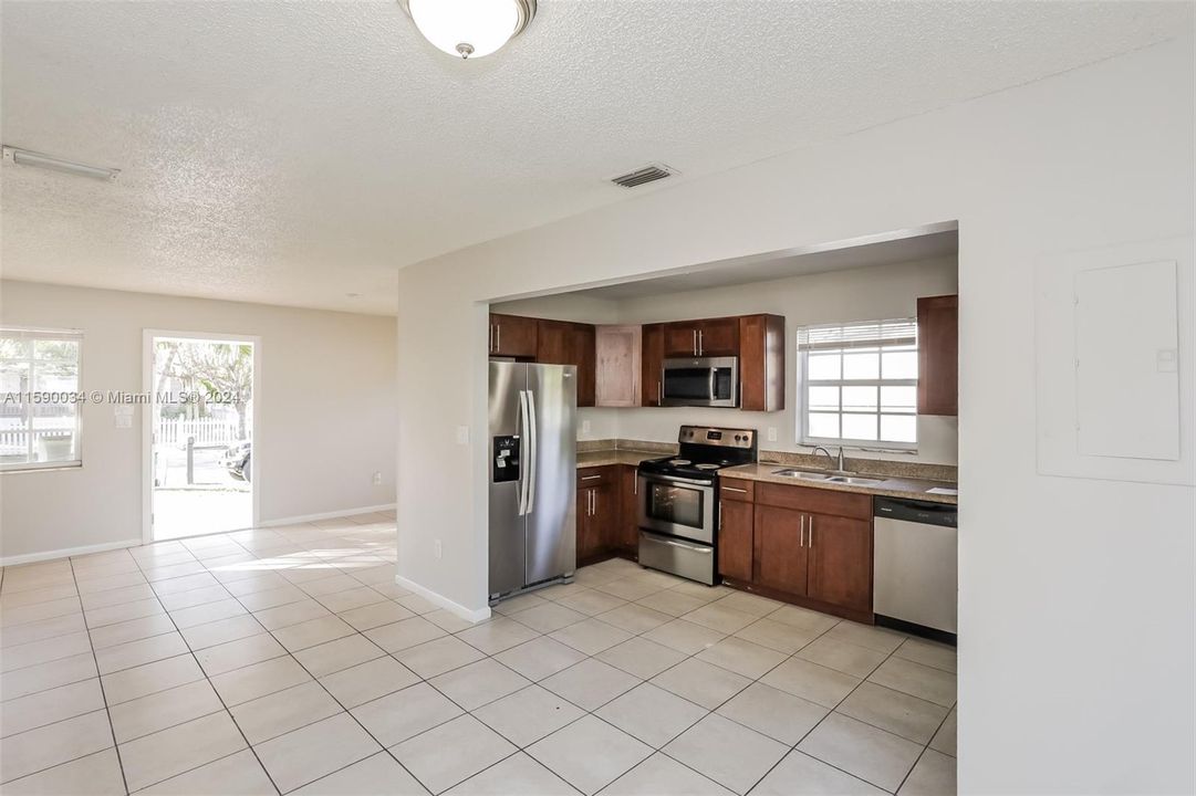 Recently Rented: $2,675 (3 beds, 2 baths, 1118 Square Feet)