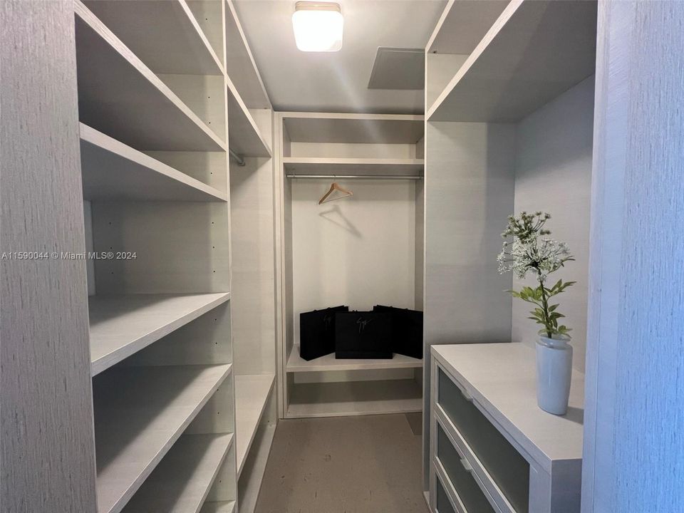 For Rent: $5,500 (1 beds, 1 baths, 885 Square Feet)
