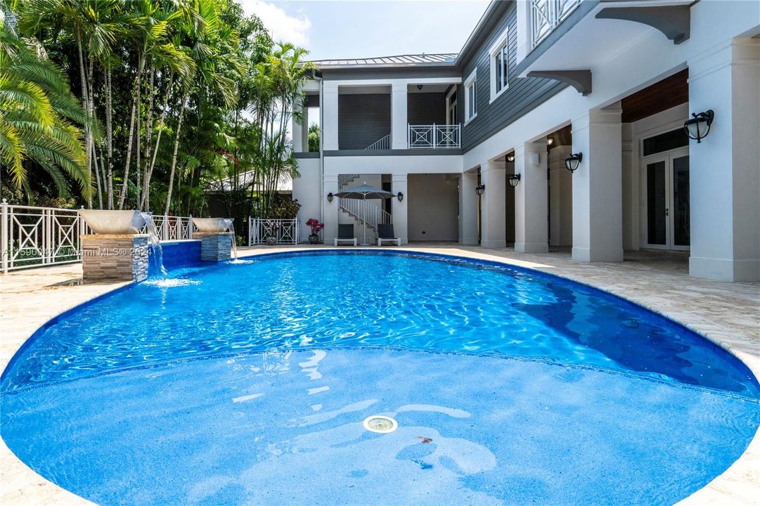 Vendido Recientemente: $3,350,000 (6 camas, 6 baños, 9220 Pies cuadrados)