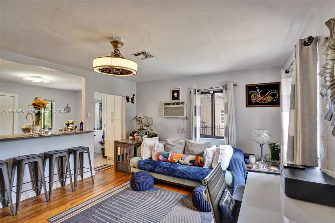 For Sale: $398,000 (2 beds, 1 baths, 780 Square Feet)