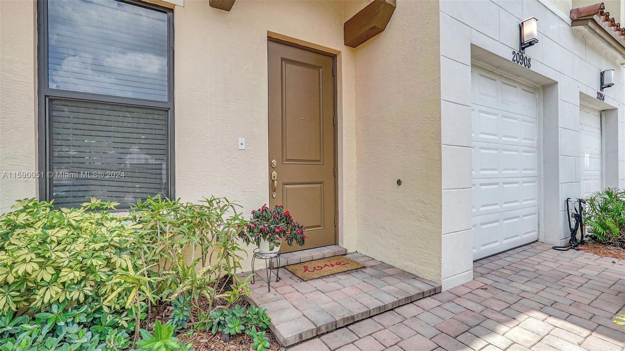 Active With Contract: $3,300 (3 beds, 2 baths, 1692 Square Feet)