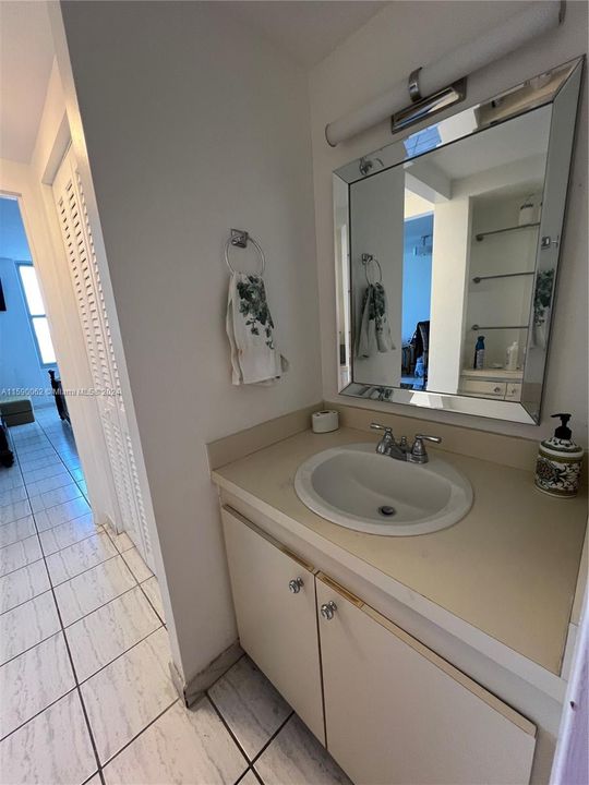 Active With Contract: $2,250 (1 beds, 1 baths, 726 Square Feet)