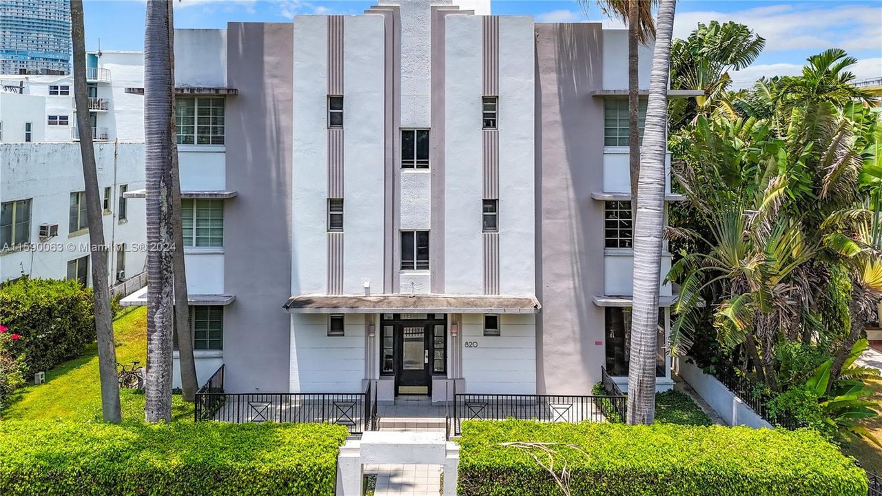 Active With Contract: $329,000 (1 beds, 1 baths, 782 Square Feet)