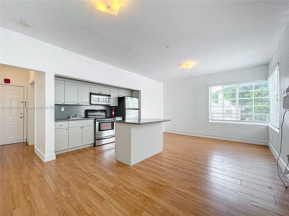 For Sale: $329,000 (1 beds, 1 baths, 782 Square Feet)