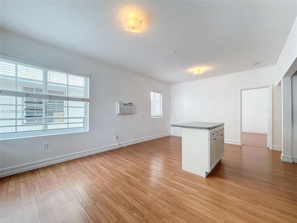 Active With Contract: $329,000 (1 beds, 1 baths, 782 Square Feet)