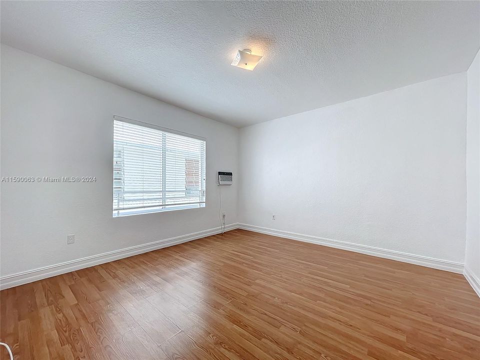 For Sale: $329,000 (1 beds, 1 baths, 782 Square Feet)