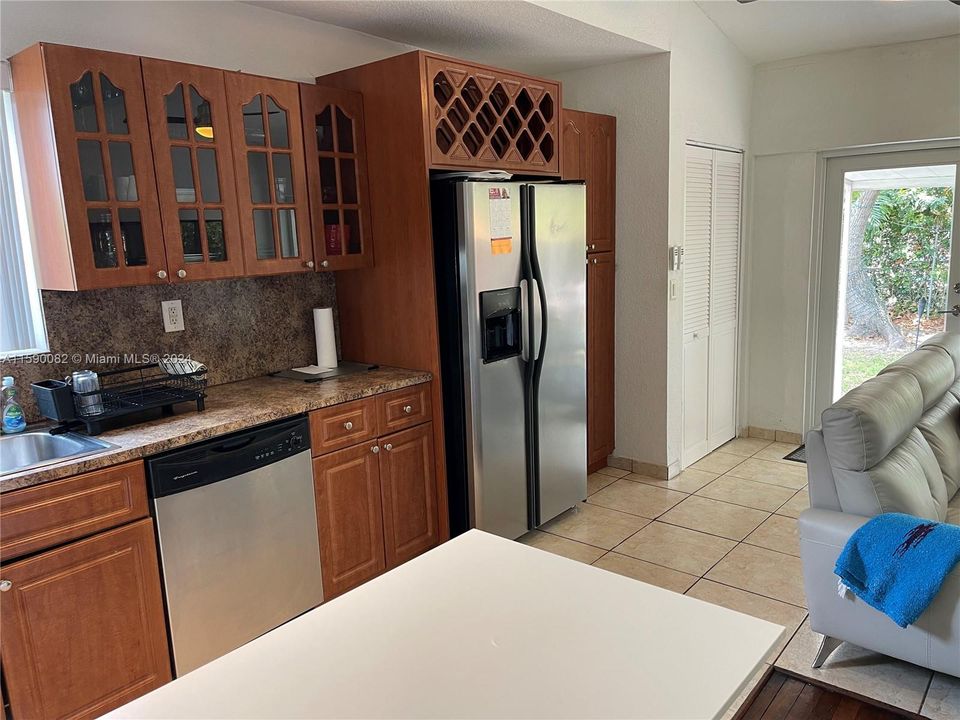 Recently Rented: $3,300 (2 beds, 1 baths, 1406 Square Feet)