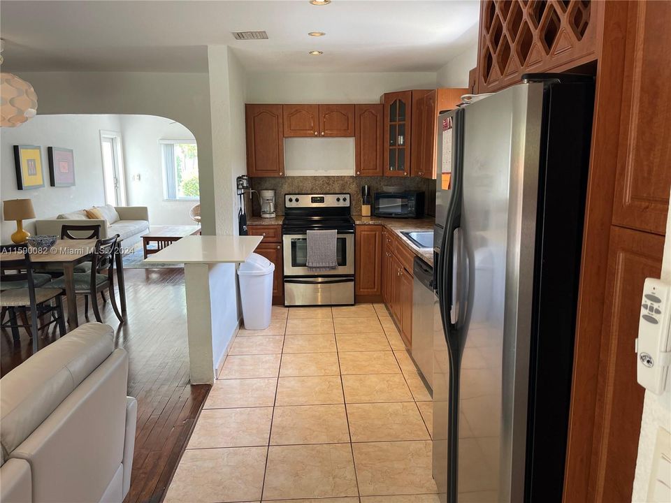 Active With Contract: $3,300 (2 beds, 1 baths, 1406 Square Feet)