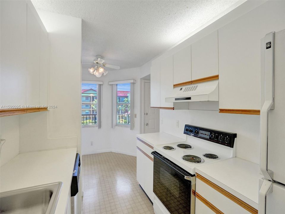 For Sale: $190,000 (2 beds, 2 baths, 1052 Square Feet)