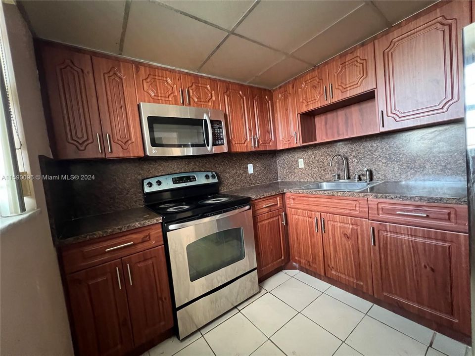 For Rent: $1,550 (1 beds, 1 baths, 840 Square Feet)