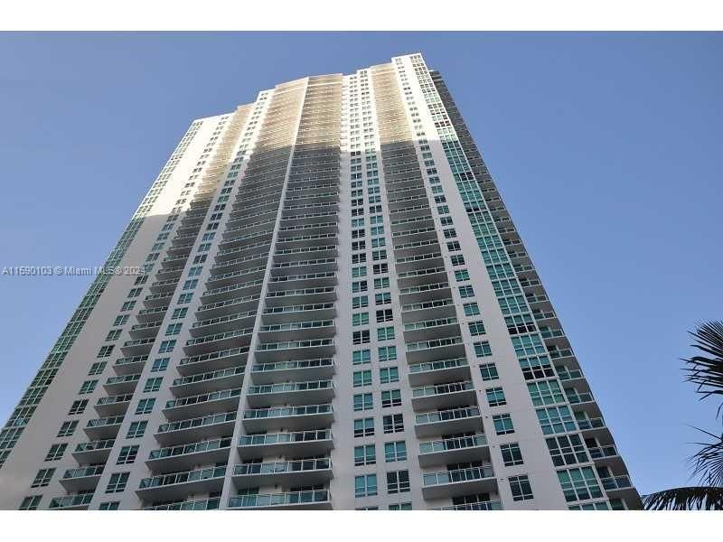 For Sale: $560,000 (1 beds, 1 baths, 639 Square Feet)