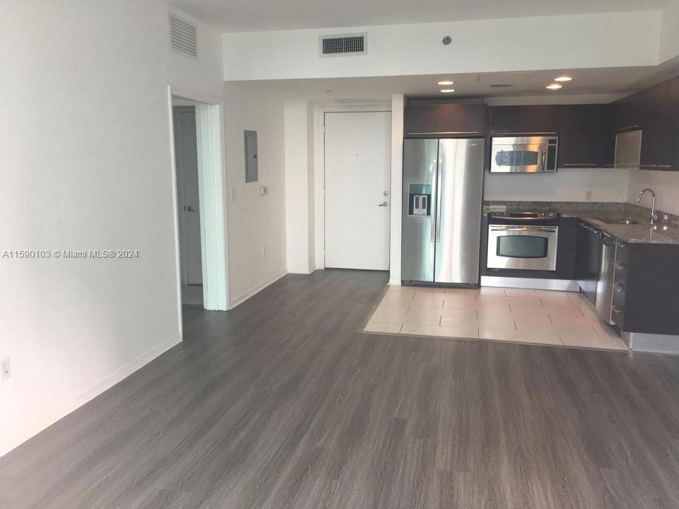 For Sale: $560,000 (1 beds, 1 baths, 639 Square Feet)