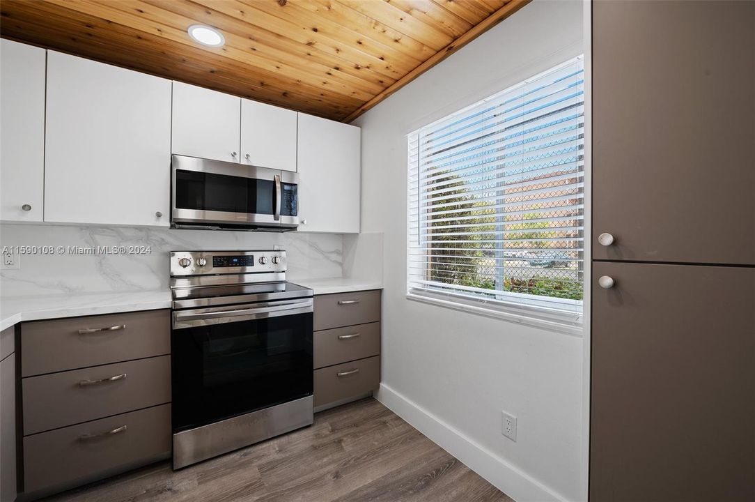 Active With Contract: $229,999 (1 beds, 1 baths, 771 Square Feet)