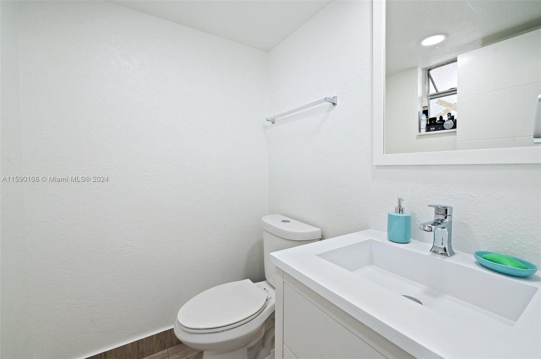 Active With Contract: $229,999 (1 beds, 1 baths, 771 Square Feet)