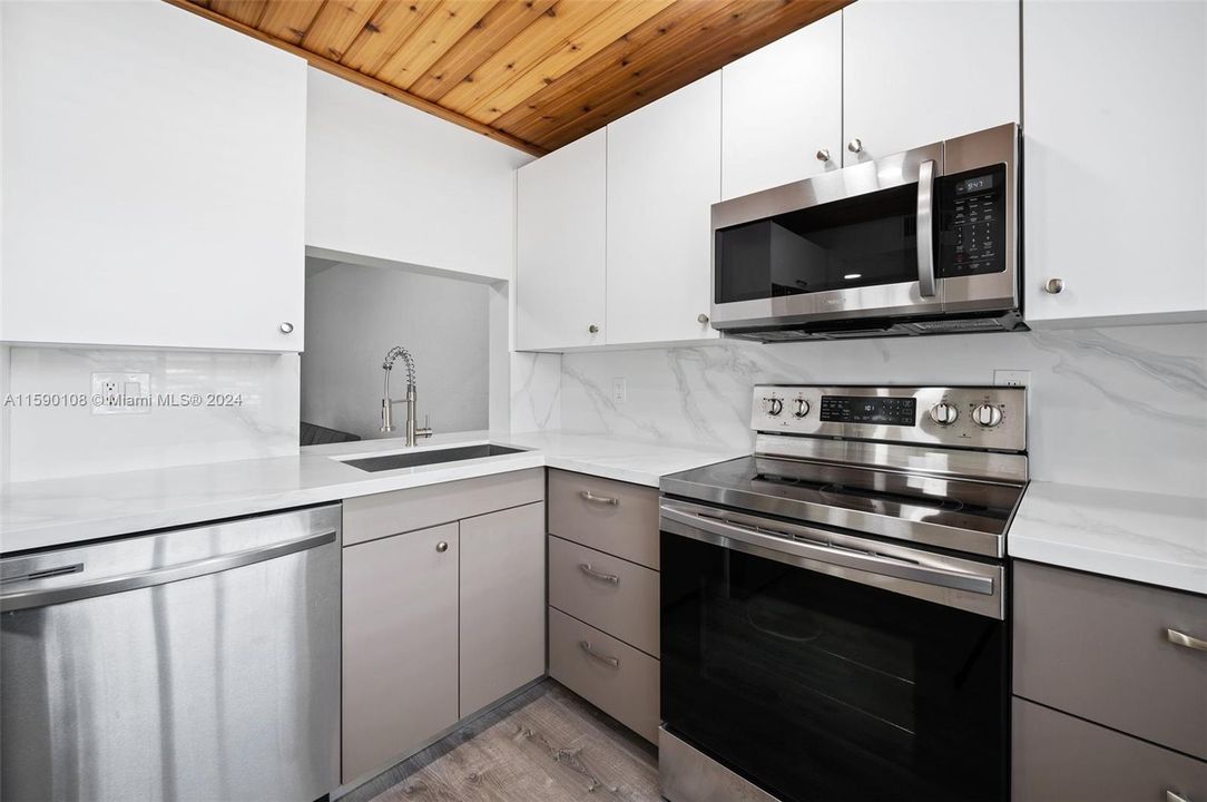 Active With Contract: $229,999 (1 beds, 1 baths, 771 Square Feet)