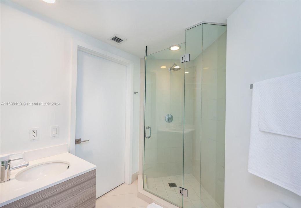 For Sale: $750,000 (2 beds, 2 baths, 864 Square Feet)