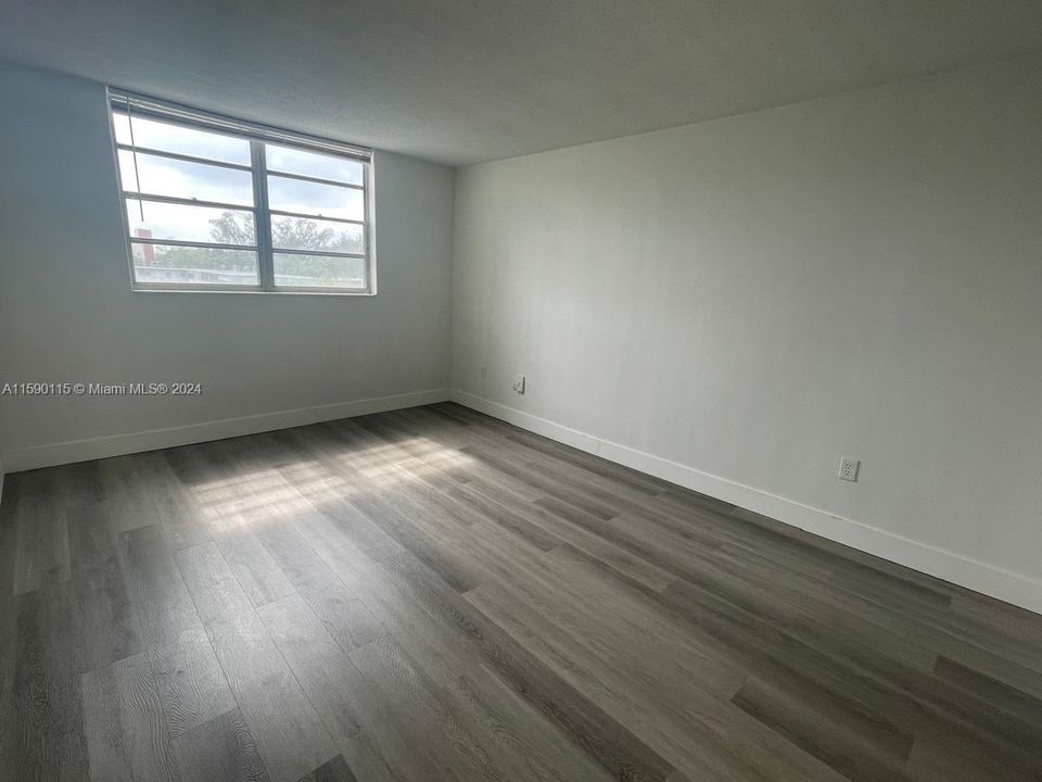 For Rent: $1,800 (1 beds, 1 baths, 878 Square Feet)