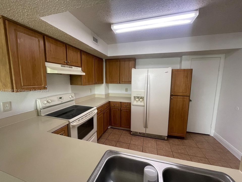 For Rent: $2,450 (2 beds, 2 baths, 1090 Square Feet)