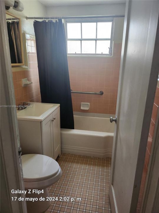 Active With Contract: $1,750 (1 beds, 1 baths, 650 Square Feet)