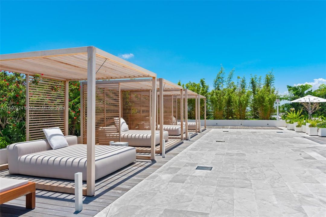 Ritz-Carlton Residences amenities: Pool Cabanas