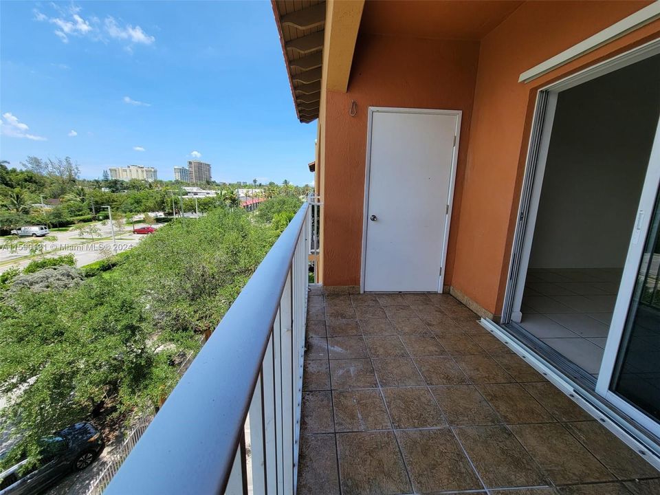 For Rent: $2,425 (2 beds, 2 baths, 1041 Square Feet)