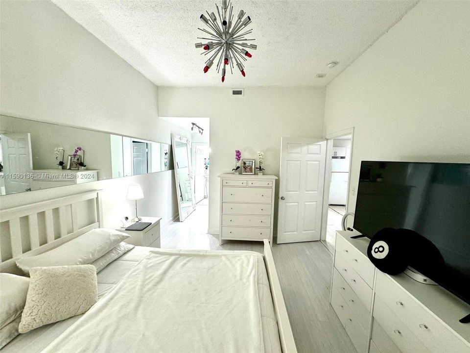 For Sale: $450,000 (1 beds, 1 baths, 771 Square Feet)