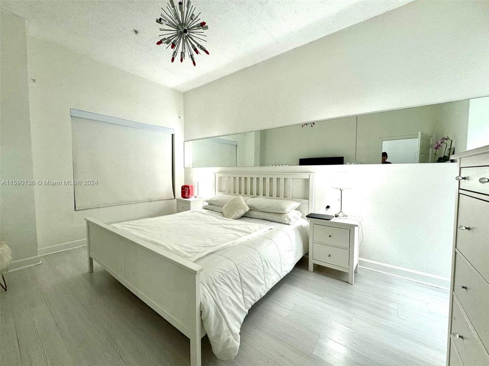 For Sale: $450,000 (1 beds, 1 baths, 771 Square Feet)