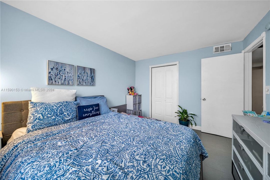 Active With Contract: $1,950 (1 beds, 1 baths, 634 Square Feet)