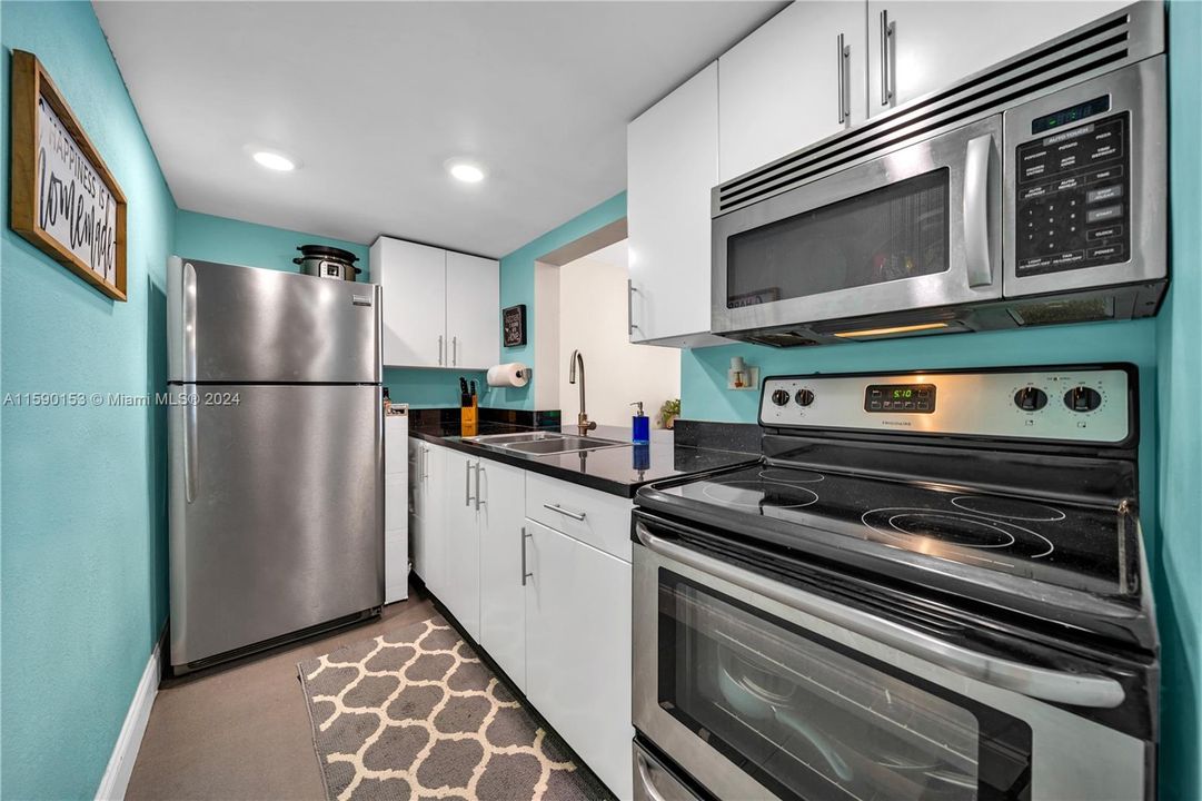 Active With Contract: $1,950 (1 beds, 1 baths, 634 Square Feet)