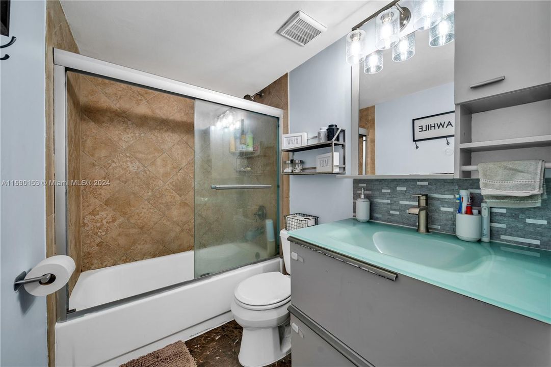 Active With Contract: $1,950 (1 beds, 1 baths, 634 Square Feet)