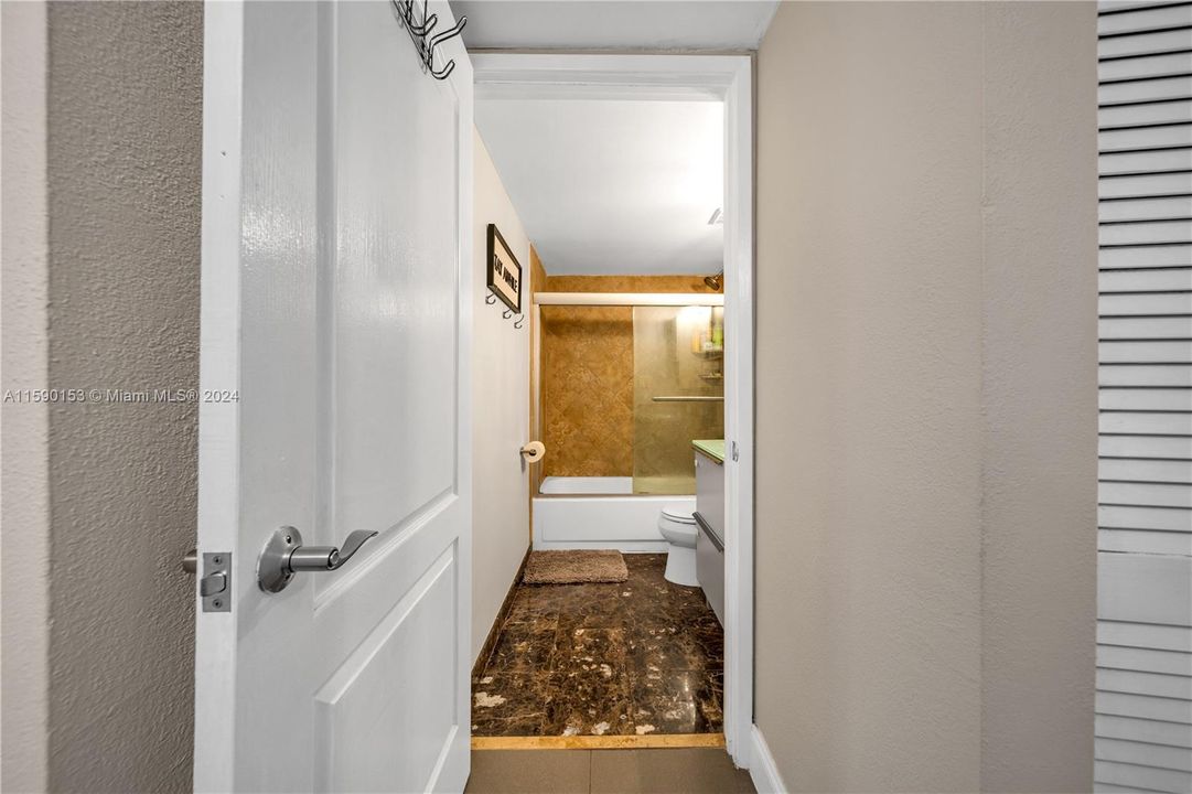 Active With Contract: $1,950 (1 beds, 1 baths, 634 Square Feet)