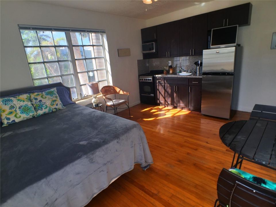 Active With Contract: $1,575 (0 beds, 1 baths, 350 Square Feet)