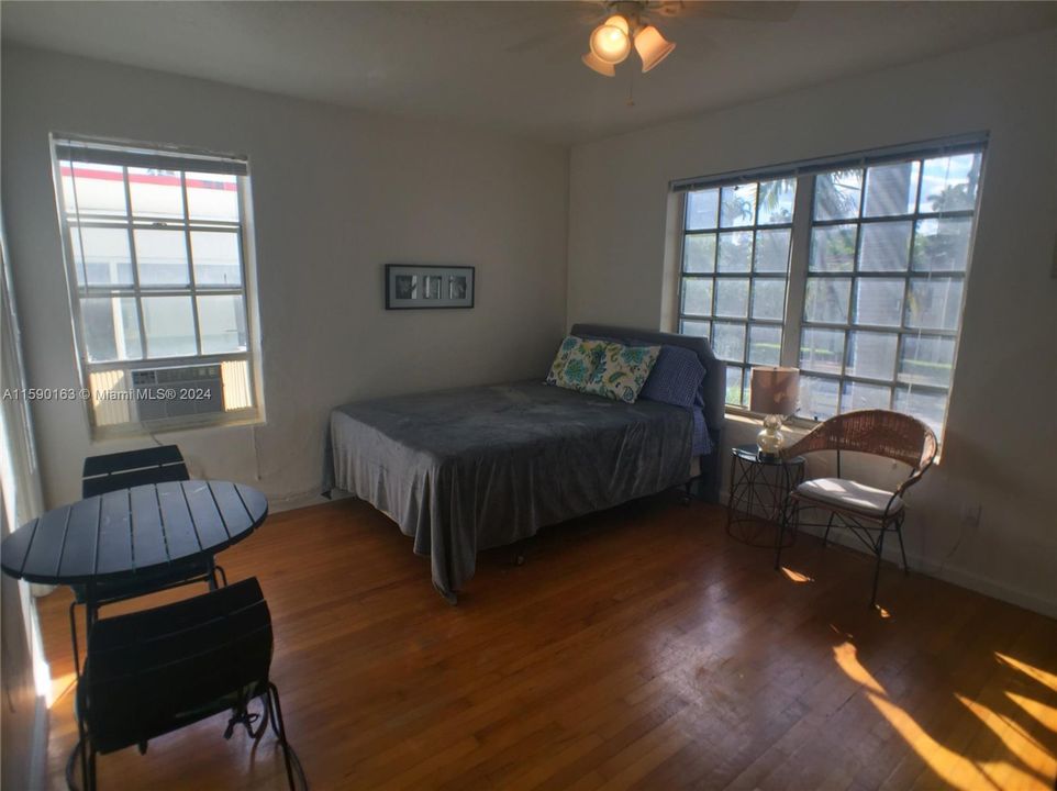 Active With Contract: $1,575 (0 beds, 1 baths, 350 Square Feet)