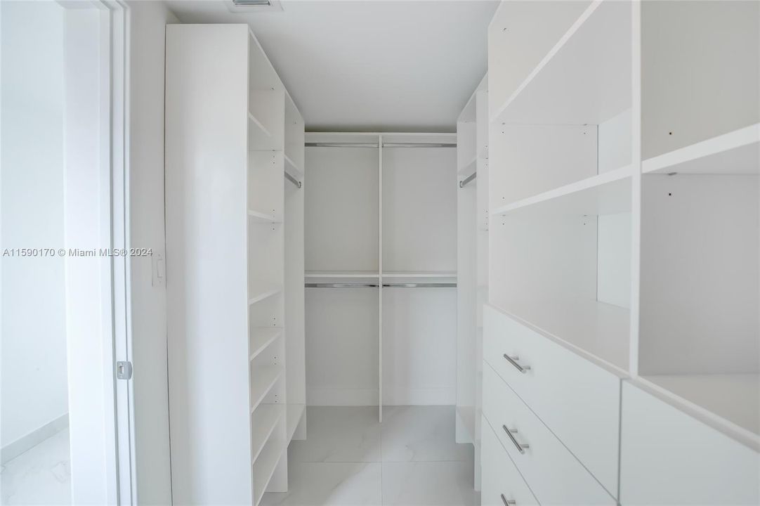 Walking Closet