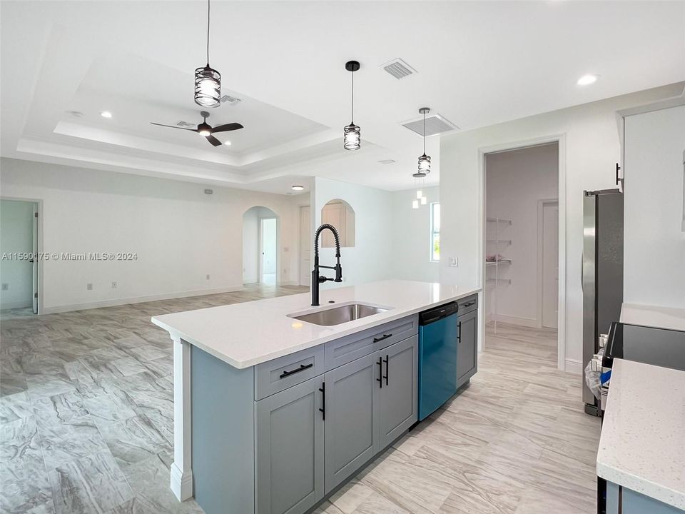 最近售出: $370,000 (4 贝兹, 2 浴室, 0 平方英尺)