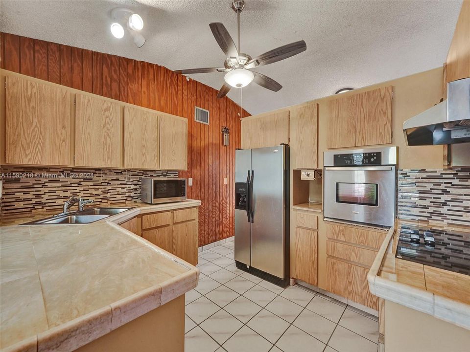 Active With Contract: $3,250 (3 beds, 2 baths, 2035 Square Feet)