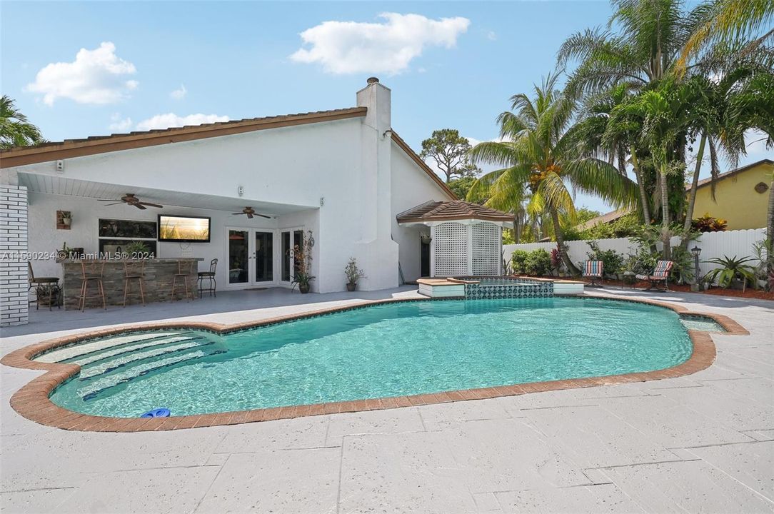 Recently Sold: $749,000 (3 beds, 3 baths, 2148 Square Feet)