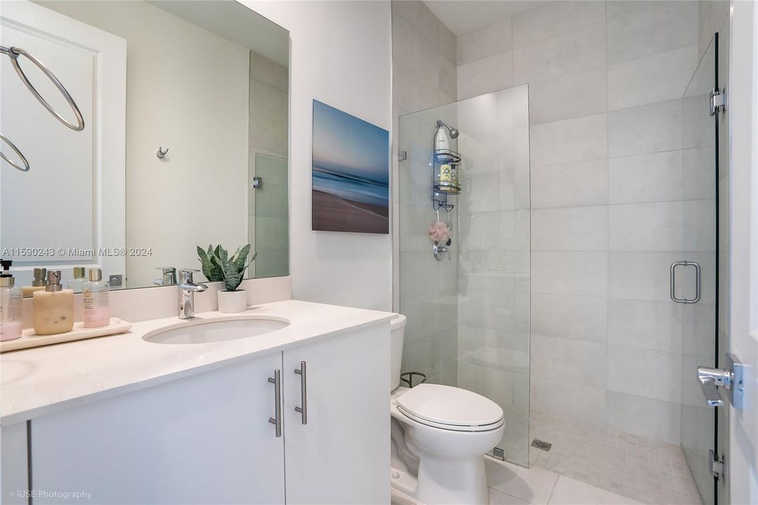 FULL BATH DOWNSTAIRS IN CASITA