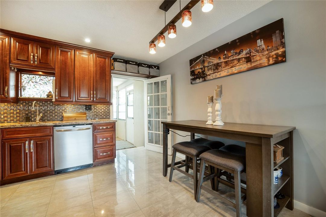 For Sale: $350,000 (2 beds, 1 baths, 1024 Square Feet)