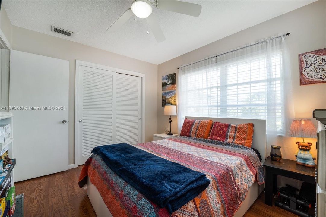 For Sale: $350,000 (2 beds, 1 baths, 1024 Square Feet)