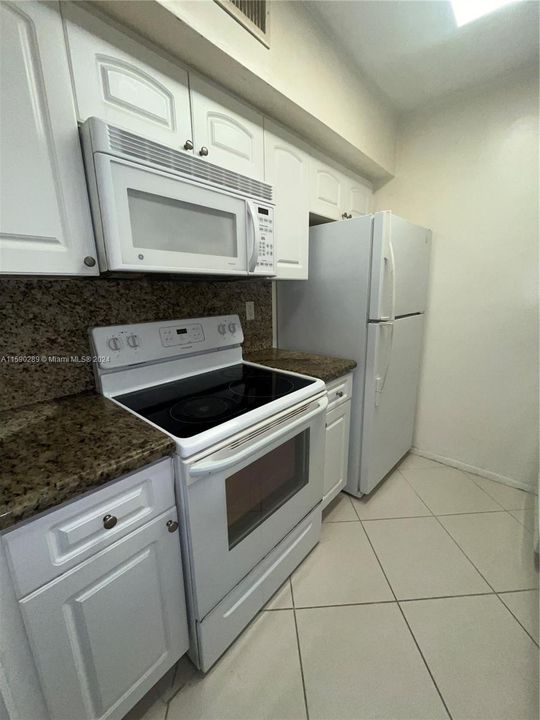 For Sale: $285,000 (1 beds, 1 baths, 875 Square Feet)