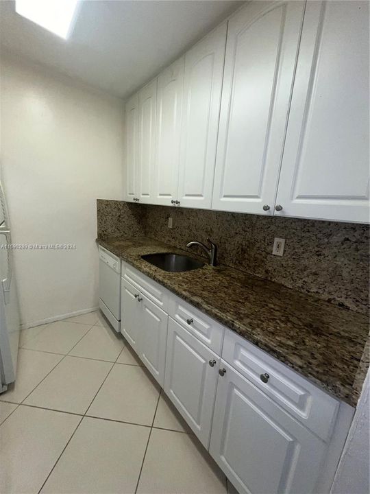 For Sale: $285,000 (1 beds, 1 baths, 875 Square Feet)